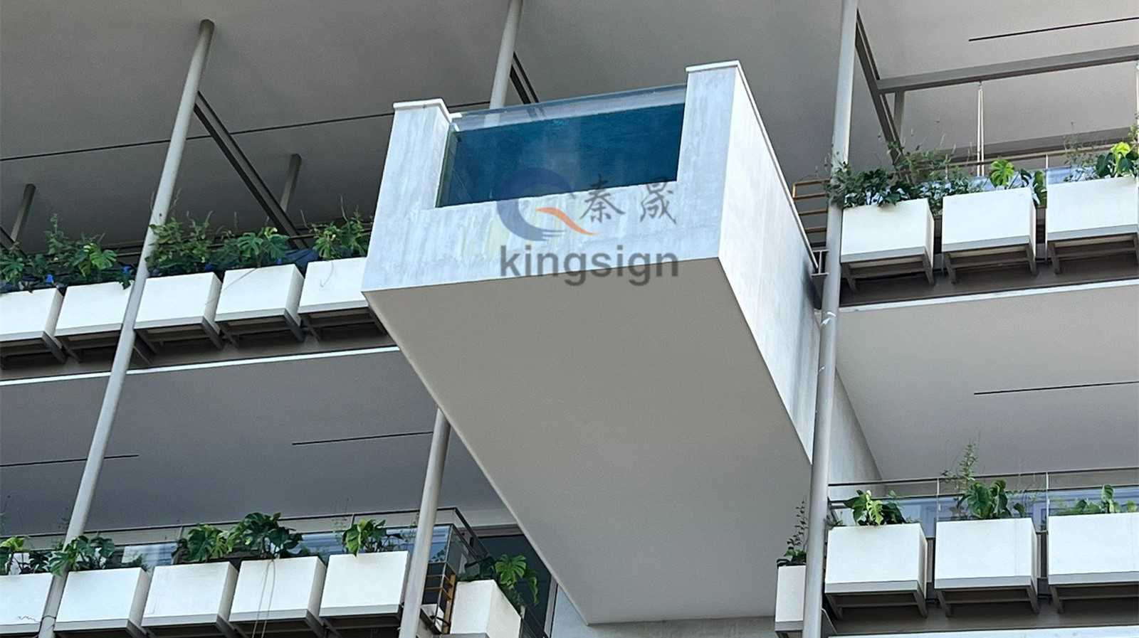 Akrilna plošča Kingsign za projekt hotelskega bazena